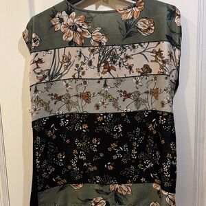 F&F BRAND GREEN AND BLACK FLORAL DESIGN CAP SLEEVES SIZE SMALL/MEDIUM
PTP 19”/20